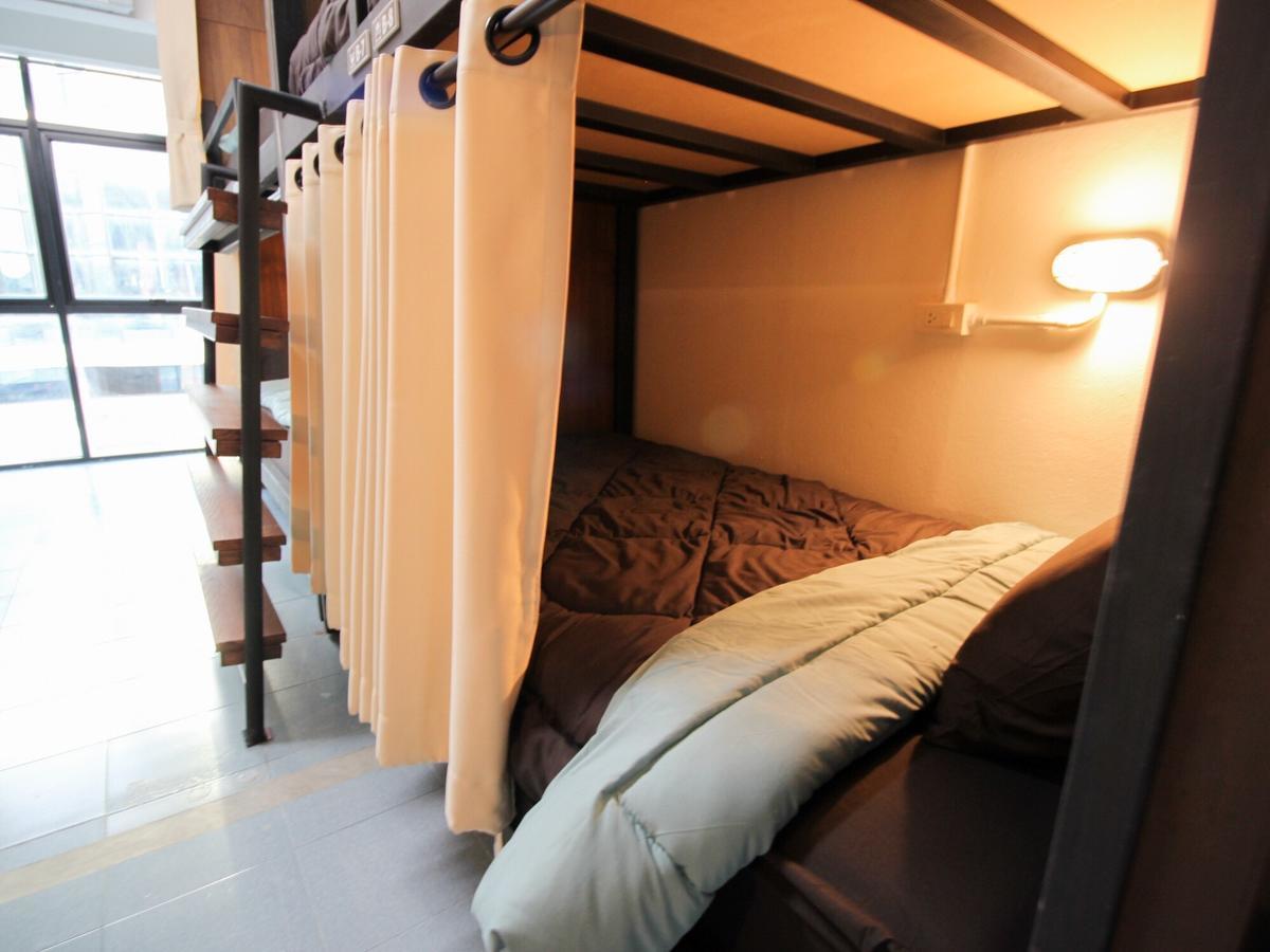 Bedtiny Hostel (Adults Only) Chiang Mai Esterno foto